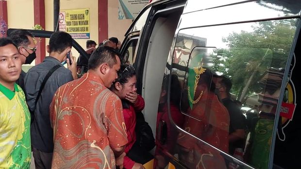 Isak Tangis Iringi Pemulangan 7 Jenazah Korban Kebakaran Pabrik Bekasi