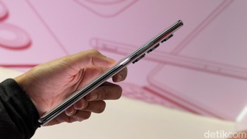 Desainnya juga jauh lebih tipis, dengan ketebalan 6,9 mm dan bobot 163 gram. Foto: Virgina Maulita Putri/detikINET