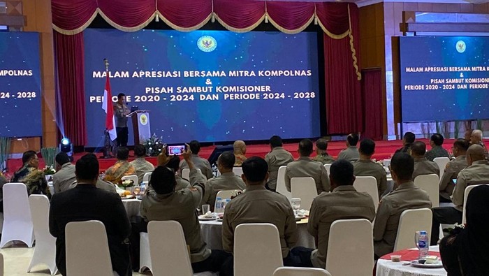 Kapolri Jenderal Listyo Sigit Prabowo saat menghadiri acara malam apresiasi dan pisah sambut Komisioner Kompolnas periode 2024-2028 di PTIK, Jakarta Selatan, Jumat (8/11/2024).