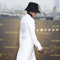 Pakaian bergaya klasik tampak kontras dengan boots hitam yang mencuri perhatian. Foto: Scott A Garfitt/Invision/AP