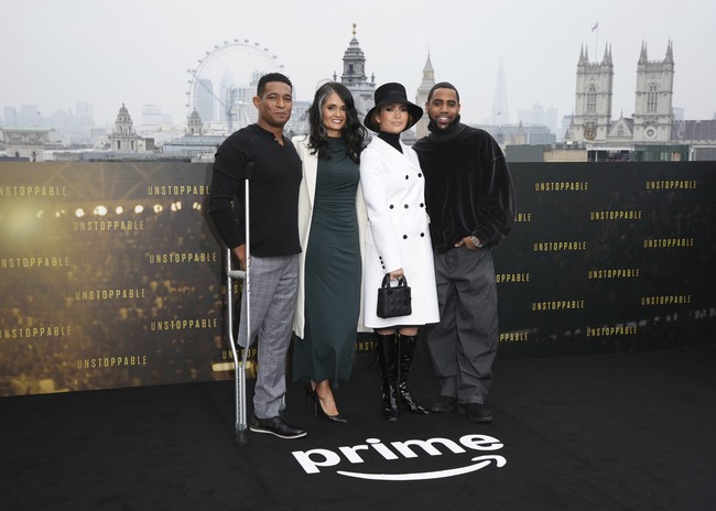 Wanita yang populer dipanggil J.Lo ini tampil chic dan elegan mengenakan mantel putih double-breasted dengan kancing hitam, dipadukan turtleneck hitam di baliknya. Foto: Scott A Garfitt/Invision/AP