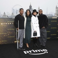 Wanita yang populer dipanggil J.Lo ini tampil chic dan elegan mengenakan mantel putih double-breasted dengan kancing hitam, dipadukan turtleneck hitam di baliknya. Foto: Scott A Garfitt/Invision/AP