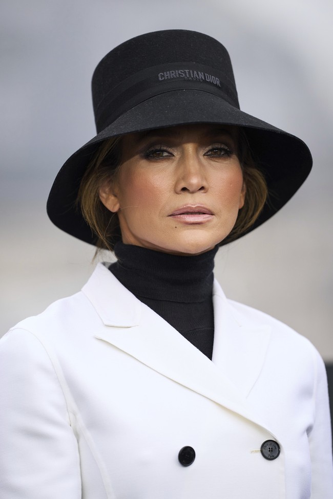 Boots kitten heels dengan bukaan belakang ini juga datang dari koleksi Dior, bernama D-Idole Heeled Boots, yang dijual seharga USD2,490 atau sekitar Rp 39 juta. Foto: Scott A Garfitt/Invision/AP