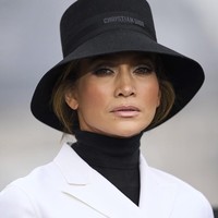 Boots kitten heels dengan bukaan belakang ini juga datang dari koleksi Dior, bernama D-Idole Heeled Boots, yang dijual seharga USD2,490 atau sekitar Rp 39 juta. Foto: Scott A Garfitt/Invision/AP