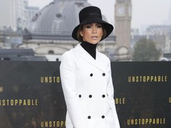 5 Gaya Jennifer Lopez Pakai Sepatu Gesper, Curi Atensi