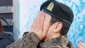 Ekspresi bahagia Jinyoung akhirnya menyelesaikan tugas negara.