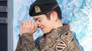 Pemeran Yumis Cells itu disambut oleh wartawan dan juga member GOT7, Youngjae dan BamBam.