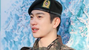 Jinyoung menggunakan seragam tentara untuk terakhir kalinya, bersiap melepas tanggung jawab dengan gembira.