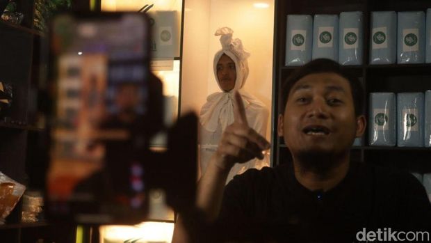 Jualan kain kafan lewat live TikTok.