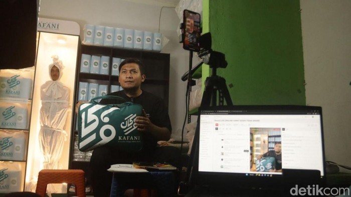 Jualan kain kafan lewat live TikTok.