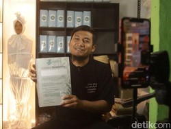 Video: Viral Warga Bandung Jual Kain Kafan Lewat Live TikTok, Begini Ceritanya