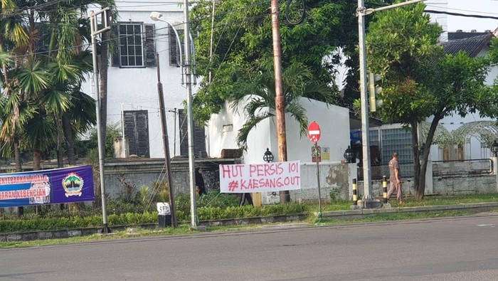 Spanduk #KaesangOut yang terpasang di Simpang Sangkrah, Kecamatan Pasar Kliwon, Kota Solo.