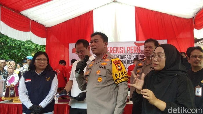 Kapolda Sulsel Irjen Yudhiawan saat konferensi pers peredaran skincare berbahaya di Mapolda Sulsel.