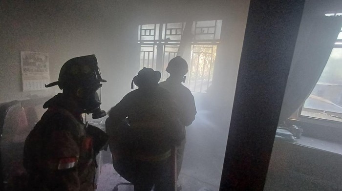 Kebakaran di gedung DPRD Maros.