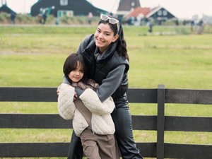 Foto Kedekatan Medina Dina & Gempi Anak Gading Marten, Sempat Liburan Bareng