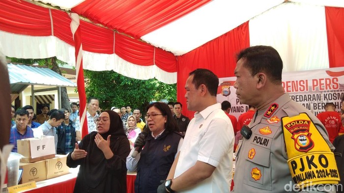 Kepala BBPOM Makassar Hariani (pegang mic) saat konferensi pers kasus peredaran skincare berbahay di Mapolda Sulsel.