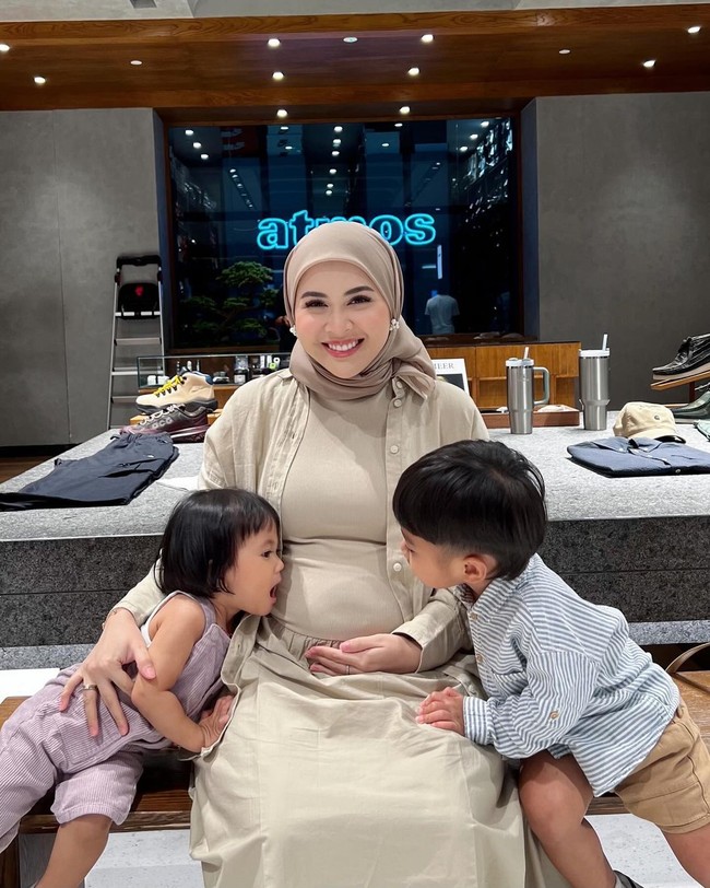 Kesha Ratuliu saat ini diketahui tengah hamil anak ketiganya dengan Adhi Permana. Tak direncanakan sebelumnya, anak ketiga Kesha itu diperkirakan juga akan lahir di tahun 2025. Foto: Instagram @kesharatuliu05