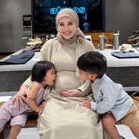 Kesha Ratuliu saat ini diketahui tengah hamil anak ketiganya dengan Adhi Permana. Tak direncanakan sebelumnya, anak ketiga Kesha itu diperkirakan juga akan lahir di tahun 2025. Foto: Instagram @kesharatuliu05