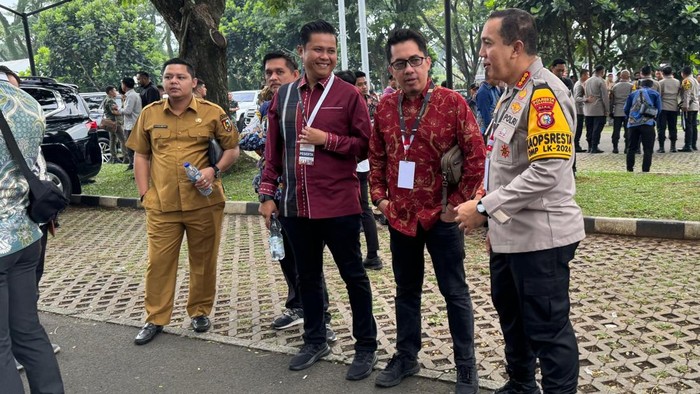 Kombes Jeki saat berdialog dengan Ketua KPU Raga Perwira (Dok Polresta Pekanbaru)