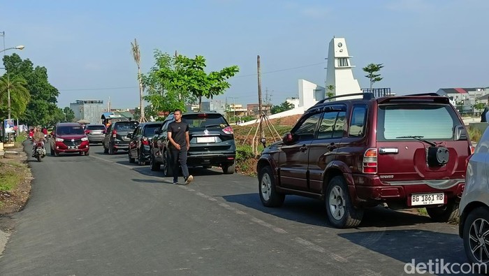 Kondisi Jalan Danau Opi Jakabaring Palembang penuh kendaraan wisatawan yang parkir di jalan