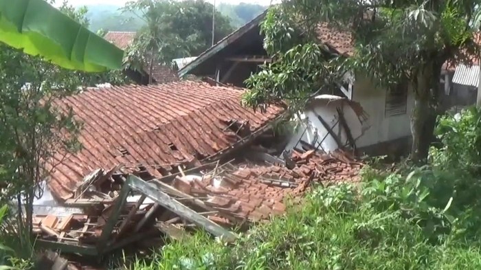 Kondisi rumah Yaya dan Yayah yang ambruk di Sumedang.