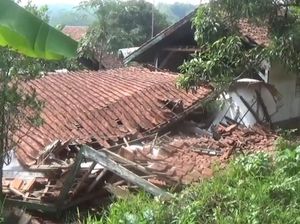 Rumah Yaya Ambruk Usai Hujan Lebat Landa Sumedang