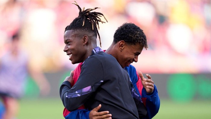 BARCELONA, SPAIN - AUGUST 24: Lamine Yamal of FC Barcelona salutes Nico Williams of Athletic Club prior to the La Liga match between FC Barcelona and Athletic Club at Camp Nou on August 24, 2024 in Barcelona, Spain. (Photo by Pedro Salado/Getty Images)