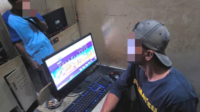 Lapak warnet di Kendal buka blokir situs judi online. Foto diunggah Jumat (8/11/2024).