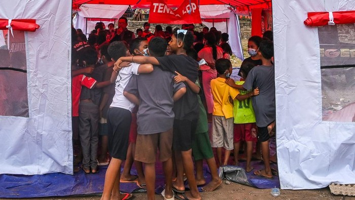 Anak-anak mengikuti permainan dalam layanan psikososial dari Kementerian Sosial di Posko Pengungsi Desa Konga, Titehena, Kabupaten Flores Timur, Nusa Tenggara Timur, Kamis (7/11/2024). Kementerian Sosial memberikan layanan psikosial untuk meringankan beban psikologis anak-anak korban erupsi Gunung Lewotobi Laki-laki akibat trauma yang timbul pascabencana. ANTARA FOTO/Aditya Pradana Putra/agr