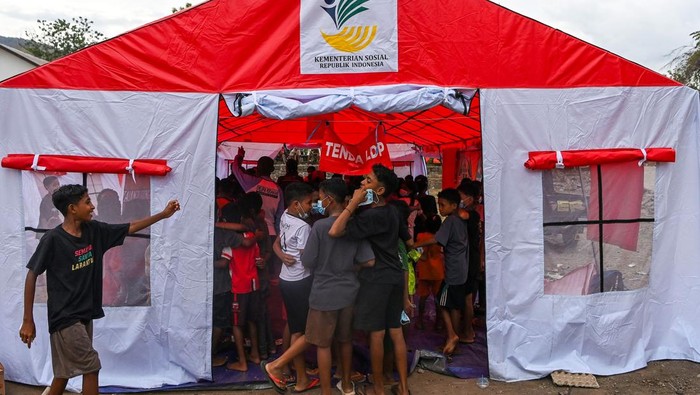 Anak-anak mengikuti permainan dalam layanan psikososial dari Kementerian Sosial di Posko Pengungsi Desa Konga, Titehena, Kabupaten Flores Timur, Nusa Tenggara Timur, Kamis (7/11/2024). Kementerian Sosial memberikan layanan psikosial untuk meringankan beban psikologis anak-anak korban erupsi Gunung Lewotobi Laki-laki akibat trauma yang timbul pascabencana. ANTARA FOTO/Aditya Pradana Putra/agr