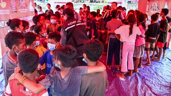 Anak-anak mengikuti permainan dalam layanan psikososial dari Kementerian Sosial di Posko Pengungsi Desa Konga, Titehena, Kabupaten Flores Timur, Nusa Tenggara Timur, Kamis (7/11/2024). Kementerian Sosial memberikan layanan psikosial untuk meringankan beban psikologis anak-anak korban erupsi Gunung Lewotobi Laki-laki akibat trauma yang timbul pascabencana. ANTARA FOTO/Aditya Pradana Putra/agr