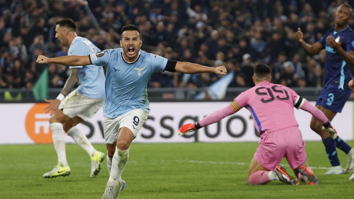 Pedro bikin gol di injury time, Lazio kalahkan Porto 2-1 (REUTERS/Ciro De Luca)