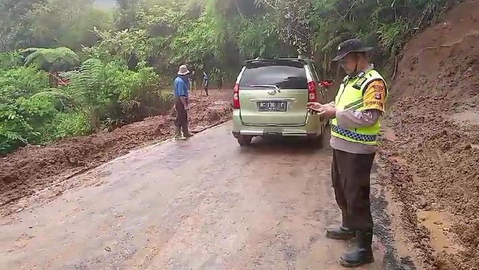 Lokasi longsor sudah dilakukan pembersihan dan bisa dilalui kendaraan.