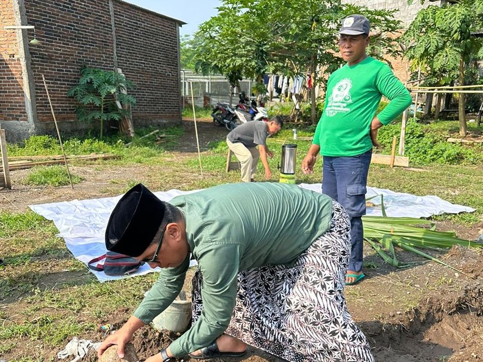 Proses pembuatan fondasi untuk makam Mbah Celeng di Ketingan, Tirtoadi, Sleman, Jumat (8/11/2024).