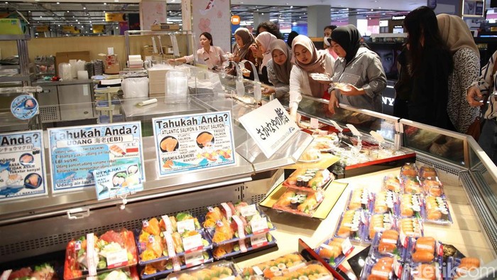 Sejumlah pegunjung memilih makanan saat Grand Opening Oishiwa Japanese Delicatssen di Transmart Kota Kasablanka, Jakarta, Jumat, (8/11/2024).
