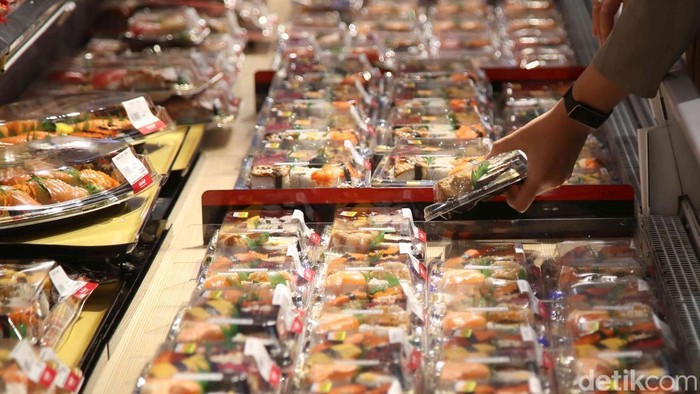Melihat Lebih Dekat ’Surga’ Makanan Jepang Oishiwa Sejumlah pegunjung memilih makanan saat Grand Opening Oishiwa Japanese Delicatssen di Transmart Kota Kasablanka, Jakarta, Jumat, (8/11/2024).