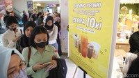 Tak hanya lengkap, tapi juga ada penawaran istimewa yang disiapkan oleh gerai Oishiwa Transmart Kota Kasablanka. Salah satunya, promo spesial serba sepuluh untuk berbagai pilihan minuman.