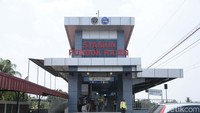 Berada di antara Stasiun Cibinong dan Citayam, tempat ini sempat berhenti beroperasi sejak tahun 2006.  