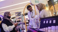 Pengunjung mendapatkan penjelasan dari petugas bank mengenai investasi dan pengelolaan keuangan pada Pameran dan Seminar Literasi Keuangan Indonesia Terdepan (Like It) di pusat perbelanjaan Jakarta, Jumat (8/11/2024).