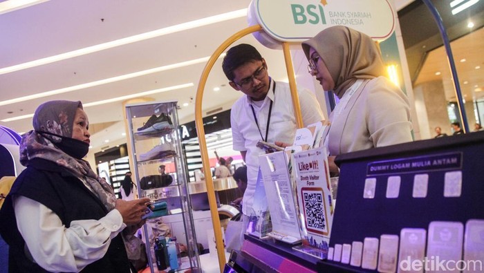 Menengok Pameran Literasi Keuangan Indonesia di Jakarta Pengunjung mendapatkan penjelasan dari petugas bank mengenai investasi dan pengelolaan keuangan pada Pameran dan Seminar Literasi Keuangan Indonesia Terdepan (Like It) di pusat perbelanjaan Jakarta, Jumat (8/11/2024).