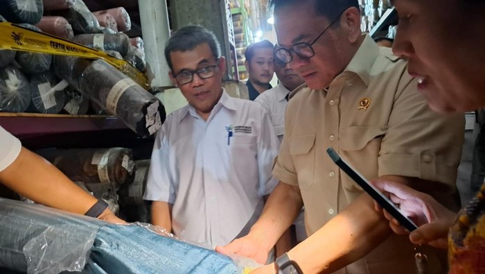 Menteri Perdagangan (Mendag) Budi Santoso bersama Satuan Tugas (Satgas) Pengawasan Barang Impor Ilegal.