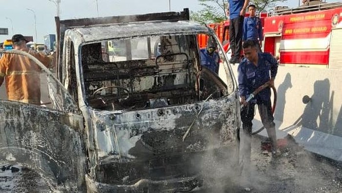 Mobil pikap Isuzu Traga terbakar di Jalan Tol Waru-Pandaan