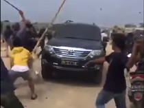 Video Mobil Polisi Ikut Jadi Sasaran Amukan Massa Buntut Demo Truk Tanah di Tangerang