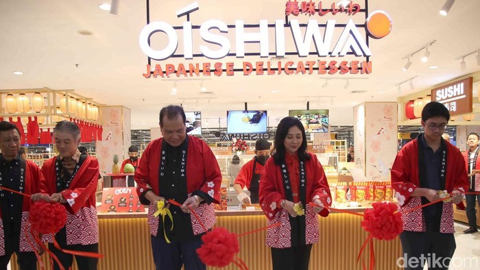 Momen CT Resmikan Gerai Oishiwa di Transmart Kokas Chairman sekaligus Founder CT Corp Chairul Tanjung (CT) dan Ketua CT Arsa Foundation Anita Ratnasari Tanjung meresmikan restoran Jepang Oishiwa di Transmart Mal Kota Kasablanka Jakarta Selatan, Jumat (8/11/2024). Restoran Oishiwa ini menyajikan menu makanan khas Jepang seperti sushi, udon, tempura dan oden.