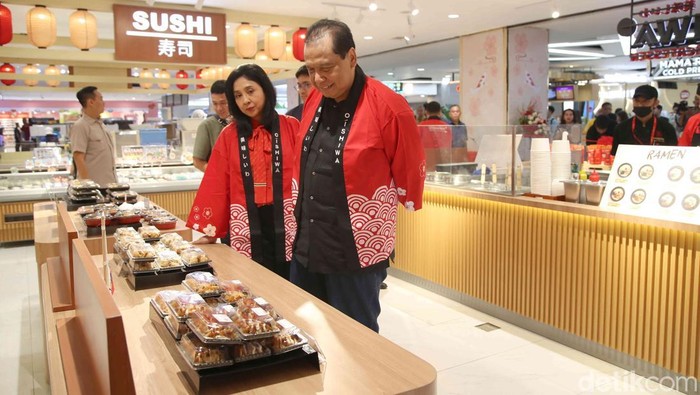 Chairman sekaligus Founder CT Corp Chairul Tanjung (CT) dan Ketua CT Arsa Foundation Anita Ratnasari Tanjung meresmikan restoran Jepang Oishiwa di Transmart Mal Kota Kasablanka Jakarta Selatan, Jumat (8/11/2024). Restoran Oishiwa ini menyajikan menu makanan khas Jepang seperti sushi, udon, tempura dan oden.