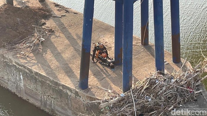 Momen dramatis penyelamatan buruh pabrik yang terjun ke Sungai Brantas Mojokerto