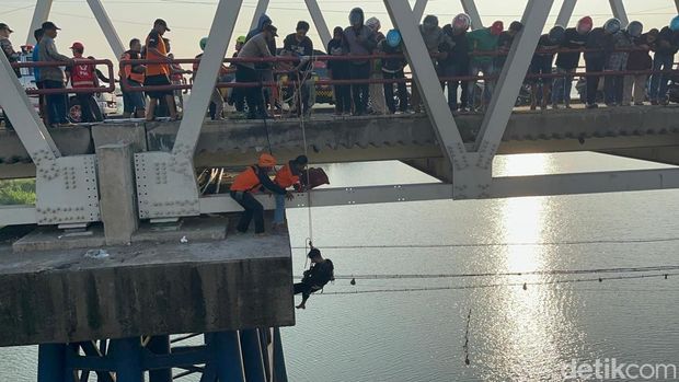 Momen dramatis penyelamatan buruh pabrik yang terjun ke Sungai Brantas Mojokerto