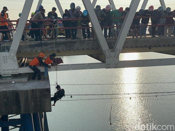 Momen dramatis penyelamatan buruh pabrik yang terjun ke Sungai Brantas Mojokerto
