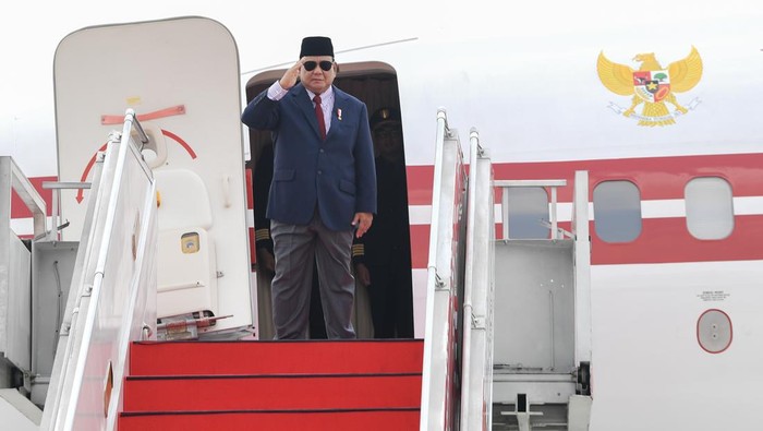 Presiden Prabowo Subianto memberi hormat dari atas pesawat saat akan bertolak menuju China di Pangkalan TNI AU Halim Perdanakusama, Jakarta, Jumat (8/11/2024). Prabowo akan melakukan kunjungan perdananya ke beberapa negara diantaranya untuk menghadiri Konferensi Tingkat Tinggi (KTT) APEC di Peru, KTT G20 di Brasil, KTT G7 serta menerima undangan dari pemerintah Tiongkok, pemerintah Amerika Serikat dan pemerintah Inggris. ANTARA FOTO/Muhammad Adimaja/nym.
