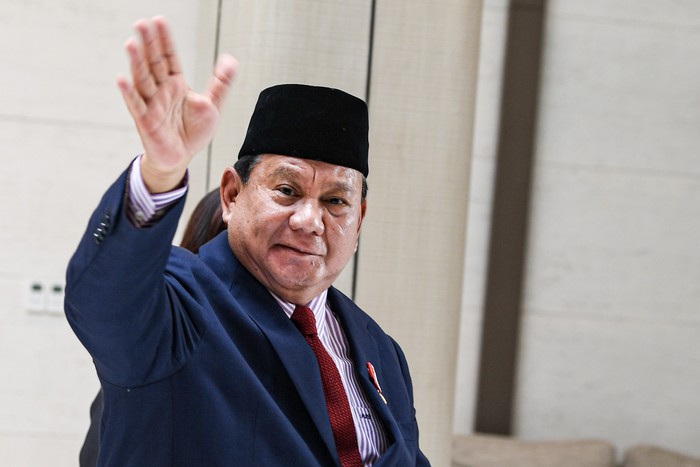 Presiden Prabowo Subianto memberi hormat dari atas pesawat saat akan bertolak menuju China di Pangkalan TNI AU Halim Perdanakusama, Jakarta, Jumat (8/11/2024). Prabowo akan melakukan kunjungan perdananya ke beberapa negara diantaranya untuk menghadiri Konferensi Tingkat Tinggi (KTT) APEC di Peru, KTT G20 di Brasil, KTT G7 serta menerima undangan dari pemerintah Tiongkok, pemerintah Amerika Serikat dan pemerintah Inggris. ANTARA FOTO/Muhammad Adimaja/nym.
